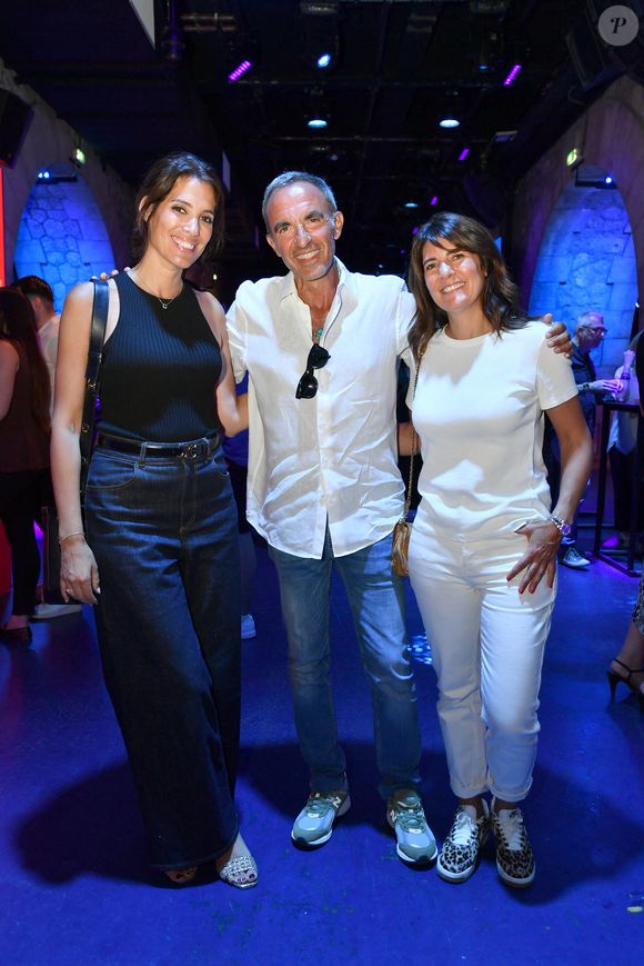 Au travers d’attractions revisitées aux couleurs d’Amazon Prime, les personnalités ont pu découvrir certains des nombreux avantages de l'abonnement Prime

Laurie Cholewa, Nikos Aliagas, Estelle Denis - Prime d'Amazon fait sa fête foraine au Bridge Club à Paris le 25 juin 2025.  Hier soir, le Bridge Club s’est métamorphosé en fête foraine où de nombreuses personnalités se sont réunies pour célébrer Prime Day, l’événement shopping estival qui animera l’été du 8 au 11 juillet.
 © Veeren/Bestimage