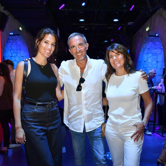 Au travers d’attractions revisitées aux couleurs d’Amazon Prime, les personnalités ont pu découvrir certains des nombreux avantages de l'abonnement Prime

Laurie Cholewa, Nikos Aliagas, Estelle Denis - Prime d'Amazon fait sa fête foraine au Bridge Club à Paris le 25 juin 2025.  Hier soir, le Bridge Club s’est métamorphosé en fête foraine où de nombreuses personnalités se sont réunies pour célébrer Prime Day, l’événement shopping estival qui animera l’été du 8 au 11 juillet.
 © Veeren/Bestimage