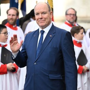 Il était accompagné de l'ambassadrice de Monaco à Londres, Evelyne Genta.

Le prince Albert II de Monaco quitte la cérémonie annuelle de célébration du Commonwealth Day à l'abbaye de Westminster, à Londres. Backgrid UK/ Bestimage