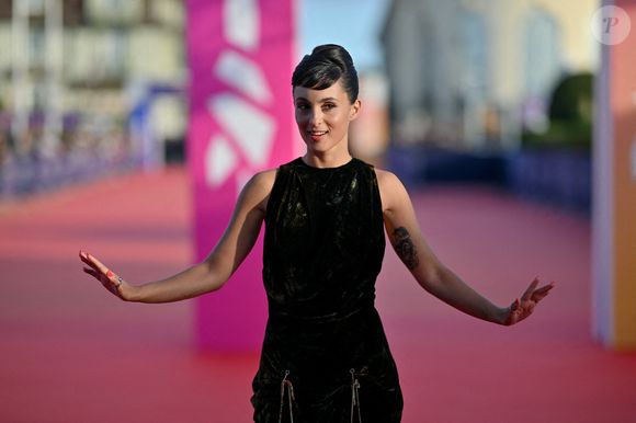 Pour préserver sa santé mentale, elle suit une psychanalyse depuis un an et demi.

Barbara Pravi lors de la cérémonie de clôture du 50e Festival du cinéma américain à Deauville, France, le 14 septembre 2024. Photo par Julien Reynaud/APS-Medias/ABACAPRESS.COM