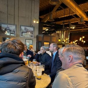 Il a échangé sur le club, mais aussi ses enfants.

Le Prince de Galles rencontre les supporters d'Aston Villa dans un pub Wetherspoons au centre de Birmingham avant un match à l'extérieur à Everton. Le Prince a passé plus de 30 minutes avec les supporters d'Aston Villa, avant qu'ils ne se rendent au match, après avoir assisté à la conférence inaugurale du College of Paramedics sur les soins d'urgence et les soins critiques à Birmingham.  15 janvier 2025. Photo by Daniel Jones/PA Wire/ABACAPRESS.COM