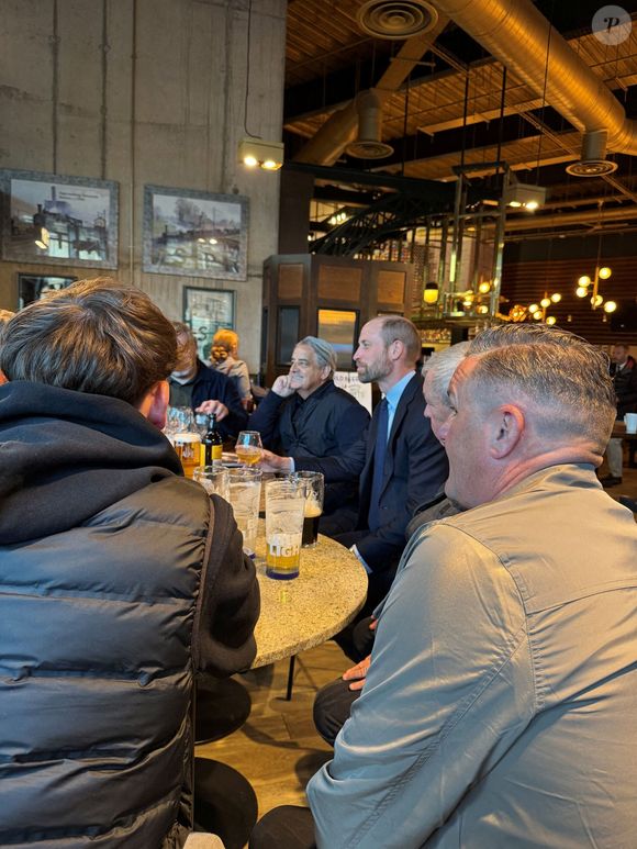 Il a échangé sur le club, mais aussi ses enfants.

Le Prince de Galles rencontre les supporters d'Aston Villa dans un pub Wetherspoons au centre de Birmingham avant un match à l'extérieur à Everton. Le Prince a passé plus de 30 minutes avec les supporters d'Aston Villa, avant qu'ils ne se rendent au match, après avoir assisté à la conférence inaugurale du College of Paramedics sur les soins d'urgence et les soins critiques à Birmingham.  15 janvier 2025. Photo by Daniel Jones/PA Wire/ABACAPRESS.COM