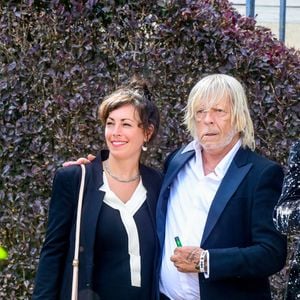Le chanteur Renaud (Renaud Séchan) et sa compagne Cerise (de son vrai prénom Christine) - Mariage d'Hugues Aufray et de Murielle Mégevand à la mairie de Marly-Le Roy, France, le 2 septembre 2023.