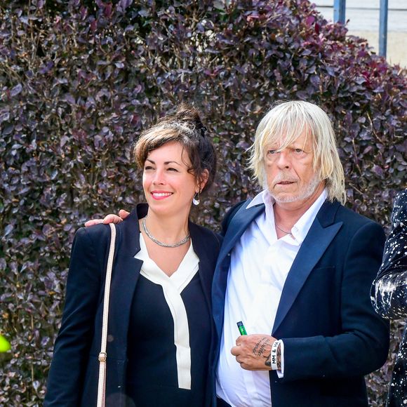 Le chanteur Renaud (Renaud Séchan) et sa compagne Cerise (de son vrai prénom Christine) - Mariage d'Hugues Aufray et de Murielle Mégevand à la mairie de Marly-Le Roy, France, le 2 septembre 2023.
