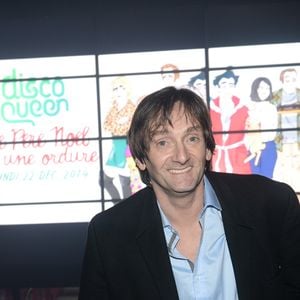 Le 9 décembre 2024, Pierre Palmade était incarcéré, après avoir été condamné à cinq ans de réclusion, dont deux fermes : le 10 février 2023, alors qu'il conduisait sous l'emprise de stupéfiants, il avait percuté un autre véhicule, blessant trois personnes.

Archives - Pierre Palmade et l'équipe de la pièce "Le père Noël est une ordure" au Queen à Paris, le 22 décembre 2015.