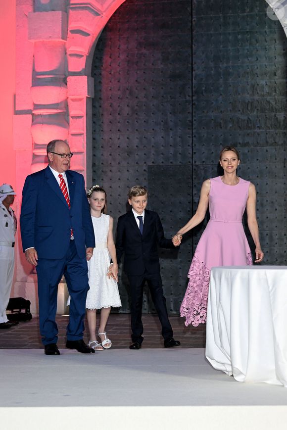 Le prince Albert II de Monaco, la princesse Charlene et leurs enfants, le prince héréditaire Jacques et la princesse Gabriella - Célébration des 20 ans de règne du prince souverain Albert II de Monaco sur la place du Palais à Monaco, le 19 juillet 2025. © Bruno Bebert/Bestimage