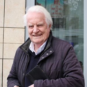 André Dussollier à la sortie des studios de RTL à Neuilly-sur-Seine, le 18 décembre 2025. © Jonathan Rebboah / Bestimage