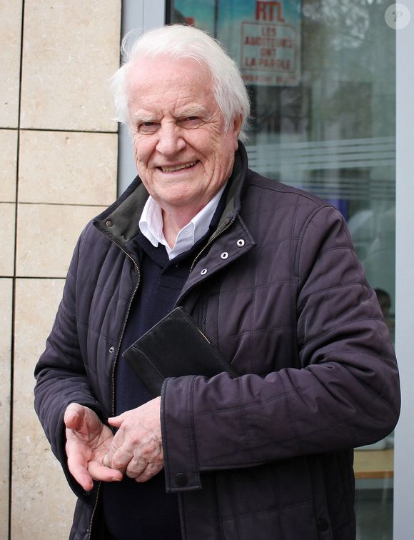André Dussollier à la sortie des studios de RTL à Neuilly-sur-Seine, le 18 décembre 2025. © Jonathan Rebboah / Bestimage