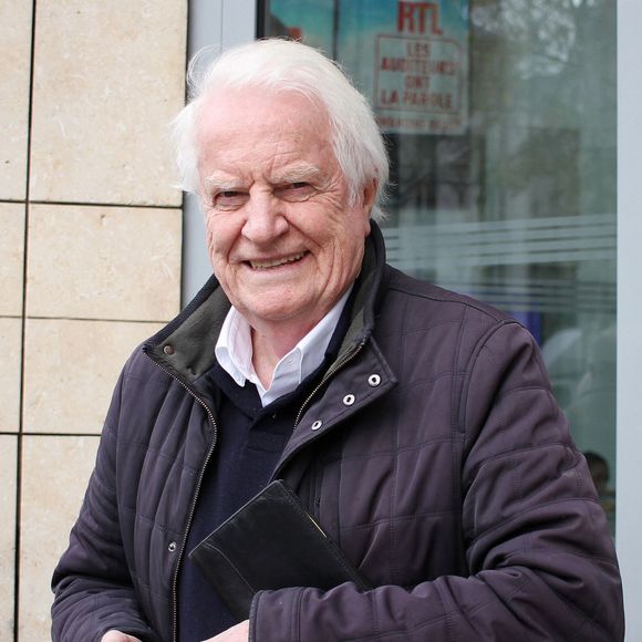 André Dussollier à la sortie des studios de RTL à Neuilly-sur-Seine, le 18 décembre 2025. © Jonathan Rebboah / Bestimage