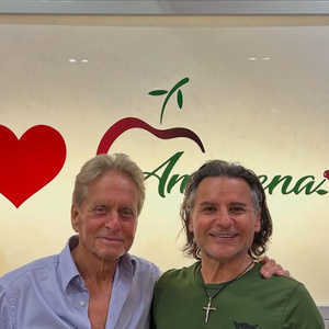 Amarena, un lieu réputé et fréquenté des stars comme Kylie Minogue et Elle Fanning par exemple

Michael Douglas au glacier Amarena à Antibes