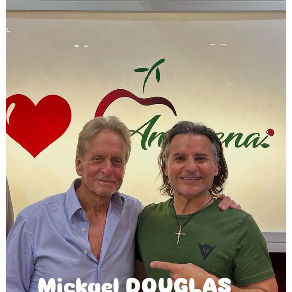 Amarena, un lieu réputé et fréquenté des stars comme Kylie Minogue et Elle Fanning par exemple

Michael Douglas au glacier Amarena à Antibes