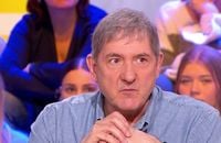 Yves Calvi dans "C'Médiatique, sur France 5