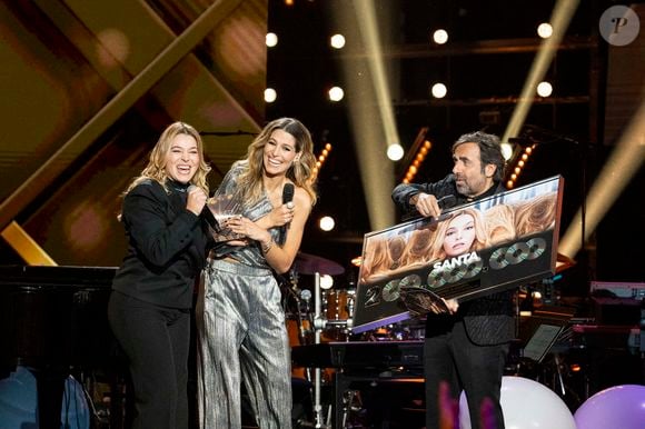 Ou encore Santa qui a reçu une belle surprise lors de cette soirée ! 

Exclusif - Santa, Laury Thilleman, André Manoukian - Enregistrement de l'émission "La fête de la chanson française" à Paris, présentée par L.Thilleman et A.Manoukian, et diffusée le 20 décembre sur France 3
© Pierre Perusseau / Bestimage