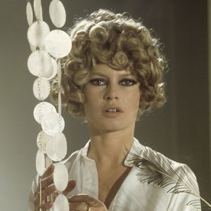 L’Élysée a proposé à la famille de Brigitte Bardot un hommage national, mais celle-ci n’a pas donné suite.

En France, à Paris, Brigitte BARDOT sur le plateau de l'émission "Show Bardot".
© Bernard Leguay via Bestimage