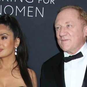 Salma Hayek et François-Henri Pinault lors du quatrième dîner annuel « Caring for Women » de la Fondation Kering, au restaurant The Pool, le 11 septembre 2025 à New York. © PPS/Bestimage