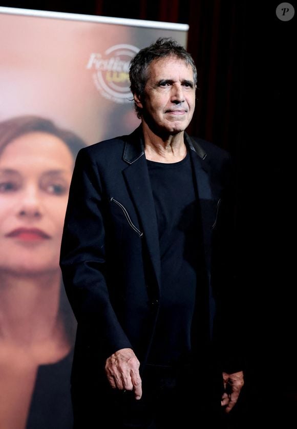 Julien Clerc au photocall de la cérémonie de remise du prix lumière de la 16ème édition du Festival Lumière à l'Amphithéâtre - Centre de Congrès à Lyon, France, le 18 octobre 2024. © Dominique Jacovides/Bestimage