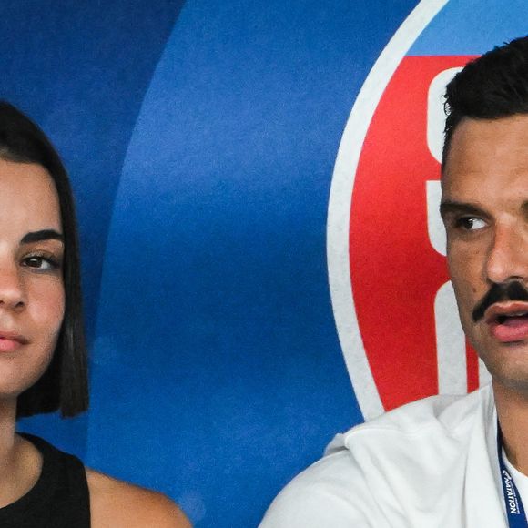 Florent Manaudou et sa nouvelle compagne Lola Dumenil dans les tribunes lors des Championnats de France de natation à Chartres. © Matthieu Mirville/Bestimage