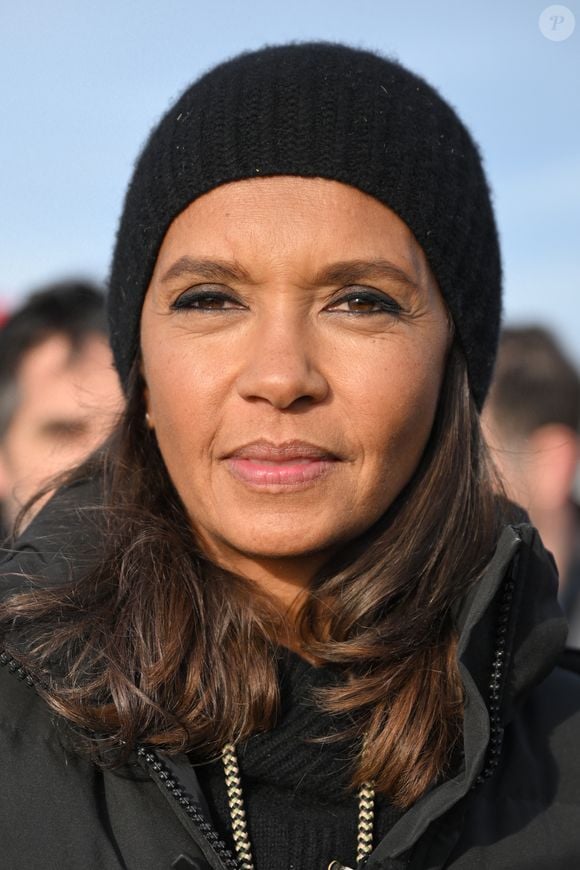 "L'été dernier, on a vraiment failli perdre physiquement un agriculteur qui était dans une impasse psychologique intense, qui nous a appelés au secours, Anne [une membre de l'équipe de production] et moi, tout l'été", a confié l'animatrice, rapporte le magazine.

L'animatrice de l'émission "L'amour est dans le pré", Karine Le Marchand, a amené près de 200 croissants aux agriculteurs sur un barrage sur l'autoroute A4 aux portes de Paris, pour leur affirmer son soutien. Le 29 janvier 2024. © Pierre Perusseau - Jeremy Melloul / Bestimage