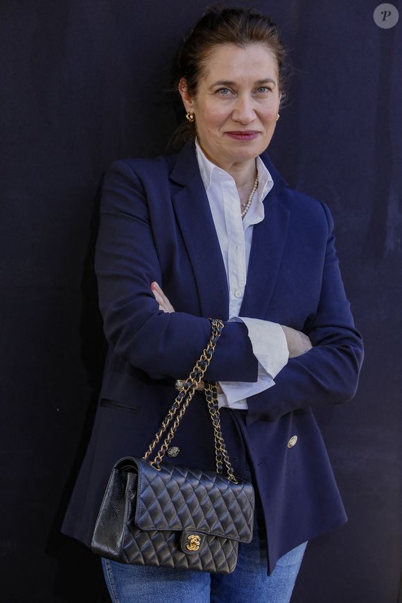 Elle partage aujourd’hui la vie d’un autre comédien, depuis près de vingt ans. 

Emmanuelle Devos au photocall de la série "B.R.I." pour CanneSeries Saison 6 sur la plage du Mariott à Cannes, France, le 18 avril 2023. © Denis Guignebourg/BestImage