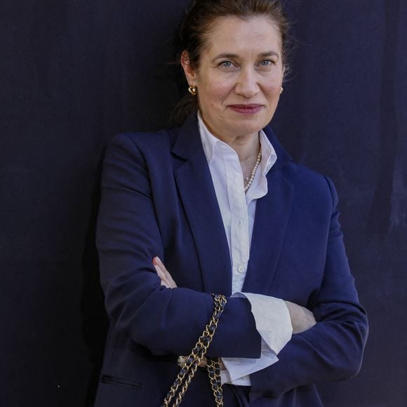 Elle partage aujourd’hui la vie d’un autre comédien, depuis près de vingt ans. 

Emmanuelle Devos au photocall de la série "B.R.I." pour CanneSeries Saison 6 sur la plage du Mariott à Cannes, France, le 18 avril 2023. © Denis Guignebourg/BestImage