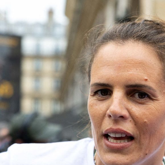 Laura Manaudou a également participé au marathon de Paris, en terminant à 4 heures 30, soit 15 minutes plus tôt que la reine de beauté.

Laure Manaudou à la première édition de la Fête du sport sur la place de l'Hôtel-de-Ville à Paris, France. 

Photo : Alexis Jumeau / Bestimage