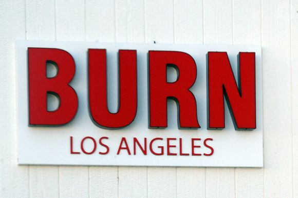 Installé au sein de Burn Studio City en Californie, BUILD propose une approche axée sur la musculation associée à des technologies de récupération comme la lumière LED et l'infrarouge chauffé. 

Le fils de David Charvet, Shaya Braven Charvet, est vu en train de courir à Burn pour une séance d'entraînement.