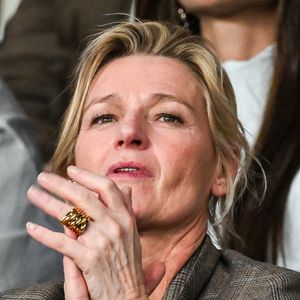 Anne-Elisabeth Lemoine dans les tribunes lors du match de football du PSG face à Metz au Parc des Princes à Paris, le 21 Février 2026. 

Photo : Matthieu Mirville / Bestimage