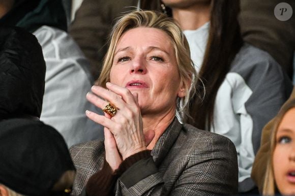 Anne-Elisabeth Lemoine dans les tribunes lors du match de football du PSG face à Metz au Parc des Princes à Paris, le 21 Février 2026. 

Photo : Matthieu Mirville / Bestimage