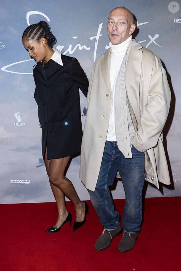 Vincent Cassel et sa compagne Narah Baptista lors de la première du film "Saint-Ex" au cinéma Pathé Wepler à Paris le 19 novembre 2024. © Olivier Borde / Bestimage