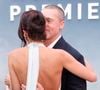 Rayonnants et très proches l'un de l'autre, le comédien et sa compagne n'ont pas hésité à montrer leur complicité devant les photographes, jusqu'à s'embrasser face aux objectifs !
Brad Pitt et Ines de Ramon arrivent sur le tapis rouge de la première mondiale de "F1" d'Apple Original Films & Warner Bros. Pictures à Times Square le lundi 16 juin 2025 à New York City. Photo by John Angelillo/UPI/ABACAPRESS.COM