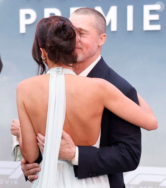 Rayonnants et très proches l'un de l'autre, le comédien et sa compagne n'ont pas hésité à montrer leur complicité devant les photographes, jusqu'à s'embrasser face aux objectifs !

Brad Pitt et Ines de Ramon arrivent sur le tapis rouge de la première mondiale de "F1" d'Apple Original Films & Warner Bros. Pictures à Times Square le lundi 16 juin 2025 à New York City. Photo by John Angelillo/UPI/ABACAPRESS.COM