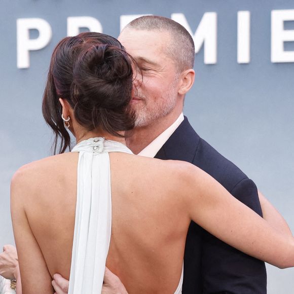 Rayonnants et très proches l'un de l'autre, le comédien et sa compagne n'ont pas hésité à montrer leur complicité devant les photographes, jusqu'à s'embrasser face aux objectifs !

Brad Pitt et Ines de Ramon arrivent sur le tapis rouge de la première mondiale de "F1" d'Apple Original Films & Warner Bros. Pictures à Times Square le lundi 16 juin 2025 à New York City. Photo by John Angelillo/UPI/ABACAPRESS.COM