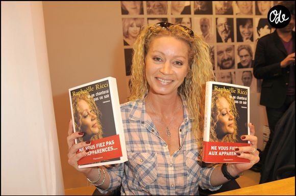 Raphaëlle Ricci lors du Salon du livre, à la Porte de Versailles à Paris en 2010. © COADIC GUIREC / BESTIMAGE
