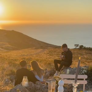 Une tendre déclaration qui a touché grand nombre de ses followers... 

Amandine Petit immortalise les coulisses de ses fiançailles sur Instagram (Capture d'écran - vidéo - juillet 2025 - amandinepetitoff).