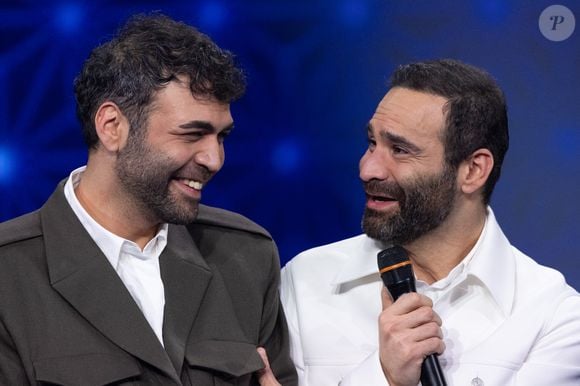 Exclusif - Ycare et son frère Sam pour les surprises lors de l'enregistrement de l'émission "La Boîte à secrets", présentée par F.Bollaert et diffusée le 23 janvier sur France 3, dans les studios du Lendit à Saint-Denis, France, le 16 décembre 2025. © Cyril Moreau/Bestimage