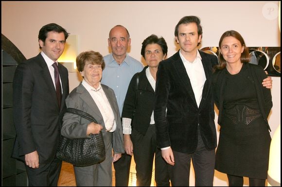 Rétro – Décès de la propriétaire du groupe Galeries Lafayette, Ginette Moulin, à l’âge de 98 ans. Nicolas Houzé, Ginette Moulin, présidente des Galeries Lafayette, Didier Krzentowski, Christiane Houzé, Guillaume Houzé et Clémence Krzentowski lors de l’inauguration de l’exposition « Aujourd’hui plus qu’hier et moins que demain », collection de Clémence et Didier Krzentowski, aux Galeries Lafayette à Paris.
