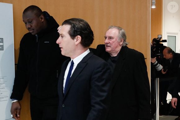 Gérard Depardieu et son avocat Jérémie Assous - Interruption de séance au procès de Gérard Depardieu accusé d'avoir agressé sexuellement deux femmes en 2021 lors du tournage du film "Les volets verts" de Jean Becker.
Paris le 25 mars 2025.

© Perusseau / Clovis / Bestimage