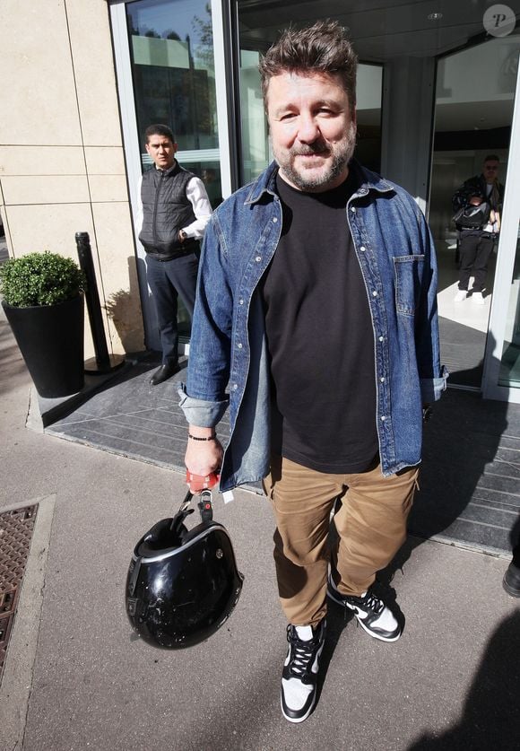 Exclusif - Bruno Guillon - Les invités de l'émission des "Grosses Têtes" à la sortie des studios RTL à Neuilly-sur-Seine, le 20 octobre 2023. 
© Jonathan Rebboah / Panoramic / Bestimage