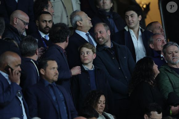 Le prince William, prince de Galles, et son fils, le prince George de Galles, assistent au match aller PSG - Aston Villa de la Ligue des champions au Parc des Princes à Paris, le 9 avril 2025. 
© Cyril Moreau / Bestimage