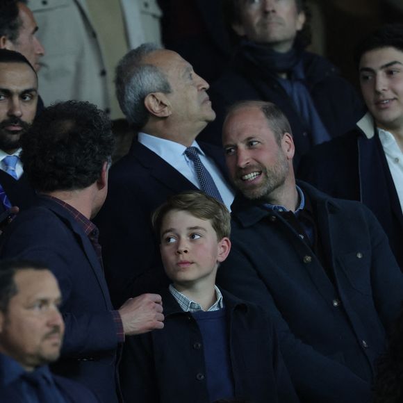 Le prince William, prince de Galles, et son fils, le prince George de Galles, assistent au match aller PSG - Aston Villa de la Ligue des champions au Parc des Princes à Paris, le 9 avril 2025. 
© Cyril Moreau / Bestimage
