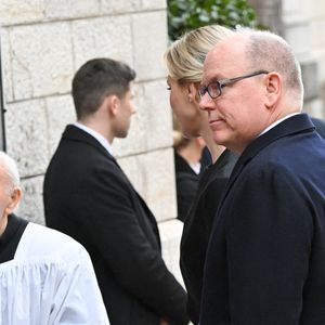 Le prince Albert II de Monaco et la princesse Charlène de Monaco, le père Penzo - Obsèques de Didier Guillaume (ancien ministre de l'Agriculture entre 2018 et 2020 et ancien Ministre d'Etat de Monaco 2024–2025) en la cathédrale Notre-Dame-Immaculée de Monaco le 23 janvier 2025. © Bruno Bebert/Bestimage