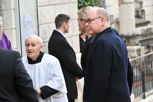 Le prince Albert II de Monaco et la princesse Charlène de Monaco, le père Penzo - Obsèques de Didier Guillaume (ancien ministre de l'Agriculture entre 2018 et 2020 et ancien Ministre d'Etat de Monaco 2024–2025) en la cathédrale Notre-Dame-Immaculée de Monaco le 23 janvier 2025. © Bruno Bebert/Bestimage