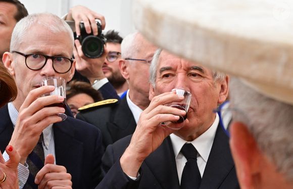 Le Premier ministre François Bayrou et le député Franck Riester participent au 58ème Salon international des fromages et des vins à Coulommiers, France, le 11 avril 2025. © Christian Liewig/Bestimage