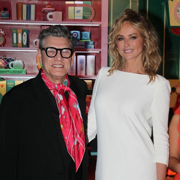 À 53 ans, elle avoue se sentir "jolie quand [elle est] amoureuse", ajoutant même que "les gens [lui] disent que [elle a] une espèce de lumière" en elle...


Marc Lavoine et Adriana Karembeu - Personnalités lors de la soirée d'inauguration "Noël du BHV Marais" à Paris. Le 6 novembre 2024 © Philippe Baldini / Bestimage