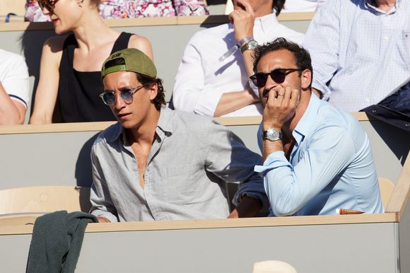 La Famille Kretz, Valentin et le chanteur Raphaël en tribunes lors des Internationaux de France de tennis de Roland Garros 2023 à Paris, France, le 31 mai 2023. © Jacovides-Moreau/Bestimage