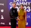Le musicien reconnaît que sa carrière l'a longtemps éloigné de ses aînés.

David Guetta et sa compagne Jessica Ledon, enceinte, lors du photocall de la cérémonie des « Latin Grammy Awards 2023 » à Séville, le 16 novembre 2023.
David Guetta et sa compagne Jessica Ledon, enceinte - Tapis rouge de la 24e cérémonie des Latin GRAMMY Awards au FIBES le 16 novembre 2023 à Séville, en Espagne