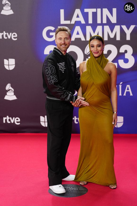 Le musicien reconnaît que sa carrière l'a longtemps éloigné de ses aînés.

David Guetta et sa compagne Jessica Ledon, enceinte, lors du photocall de la cérémonie des « Latin Grammy Awards 2023 » à Séville, le 16 novembre 2023.
David Guetta et sa compagne Jessica Ledon, enceinte - Tapis rouge de la 24e cérémonie des Latin GRAMMY Awards au FIBES le 16 novembre 2023 à Séville, en Espagne