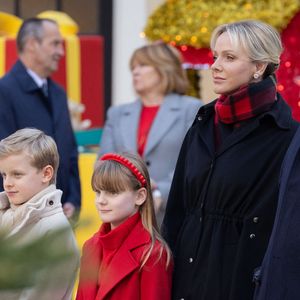 Le prince Albert II de Monaco et la princesse Charlène de Monaco, Le prince Jacques de Monaco, marquis des Baux, La princesse Gabriella de Monaco, comtesse de Carladès - La famille princière de Monaco offre les traditionnels cadeaux de Noël aux enfants monégasques dans la Cour du Palais Princier, le 18 décembre 2024. 
© Olivier Huitel / Pool Monaco / Bestimage