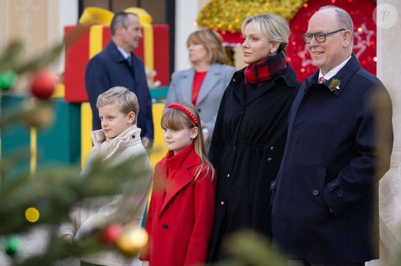 Le prince Albert II de Monaco et la princesse Charlène de Monaco, Le prince Jacques de Monaco, marquis des Baux, La princesse Gabriella de Monaco, comtesse de Carladès - La famille princière de Monaco offre les traditionnels cadeaux de Noël aux enfants monégasques dans la Cour du Palais Princier, le 18 décembre 2024. 
© Olivier Huitel / Pool Monaco / Bestimage