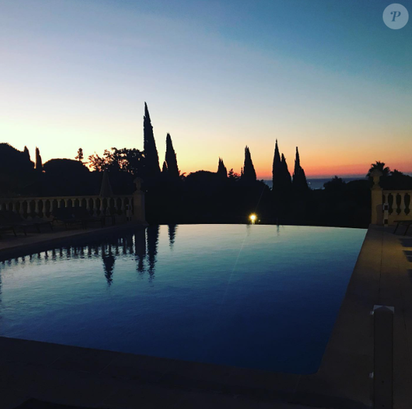 41 chambres ou suites ainsi que 5 roulottes.

Photos de l'hôtel Mas Bellevue, avant qu'Arthur n'en devienne le propriétaire à Saint-Tropez.